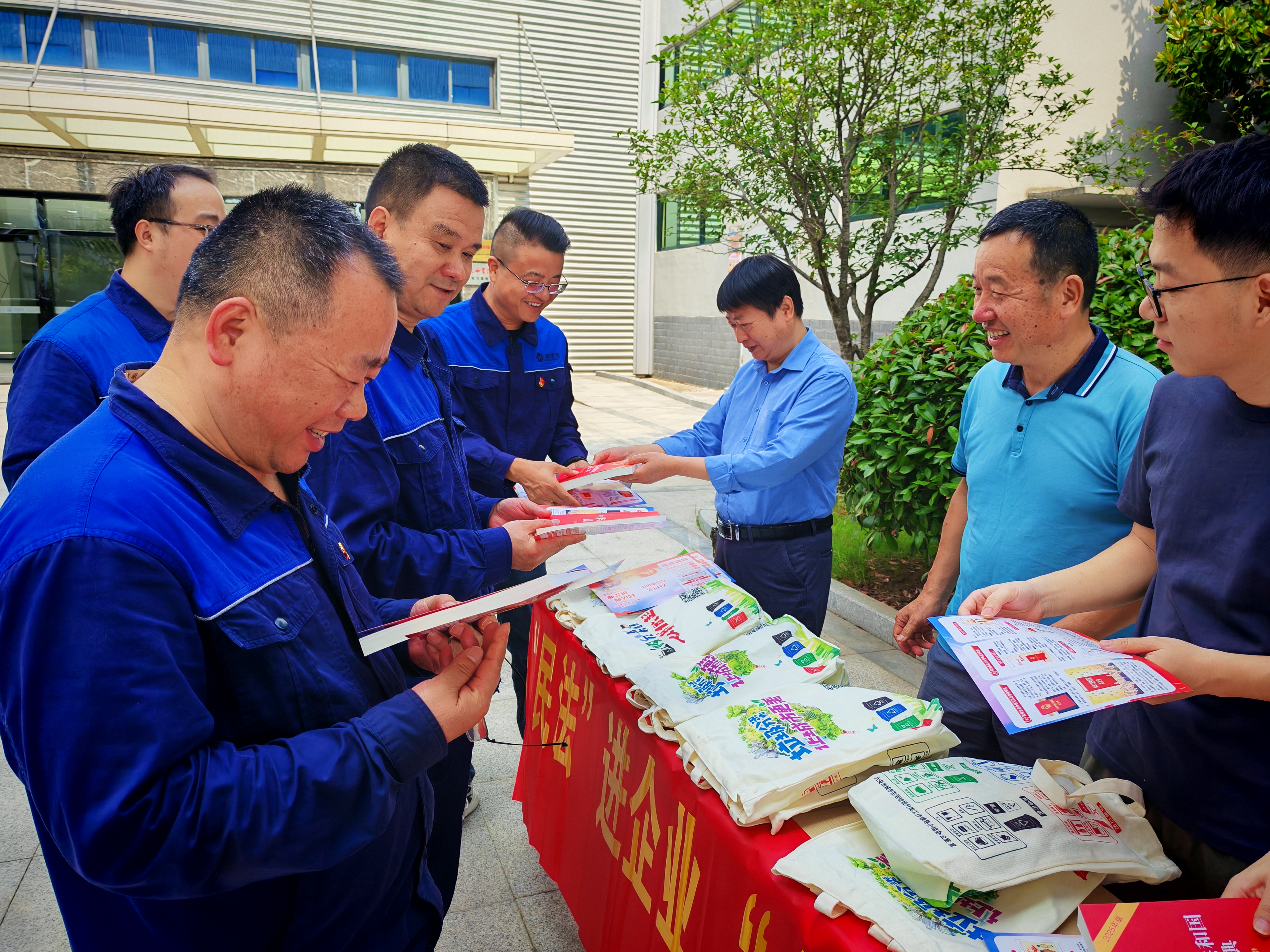 環衛處民法典進企業照片1.jpg